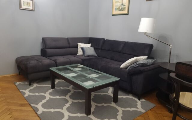 Apartment Near Royal Castle by Renters