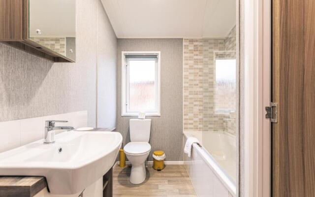 Lakeside View Lodge with Hot Tub