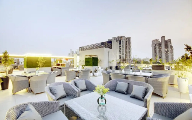 Saltstayz Premier – Galleria Market Road & Sector 27