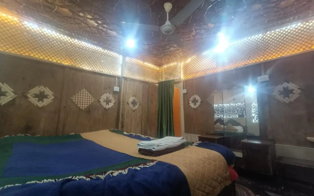 Houseboat Shamus Maqbool