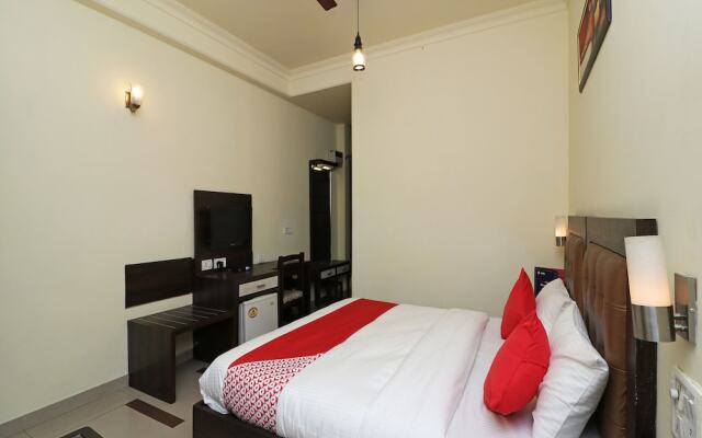 OYO 389 Hotel Applee Inn