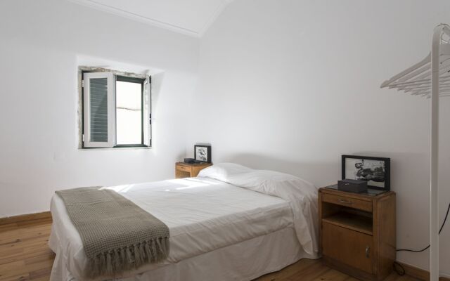 Bright and Airy Apt with balcony by LCH