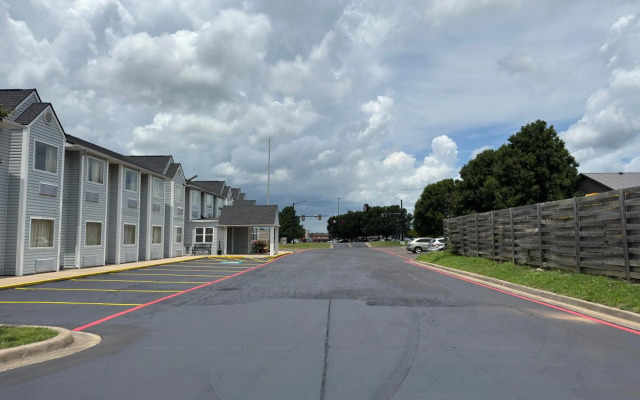 Americas Best Value Inn & Suites Ada