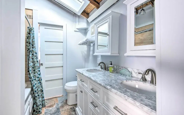 Charming Jacuzzi-suite - Walk to Parson's Beach!