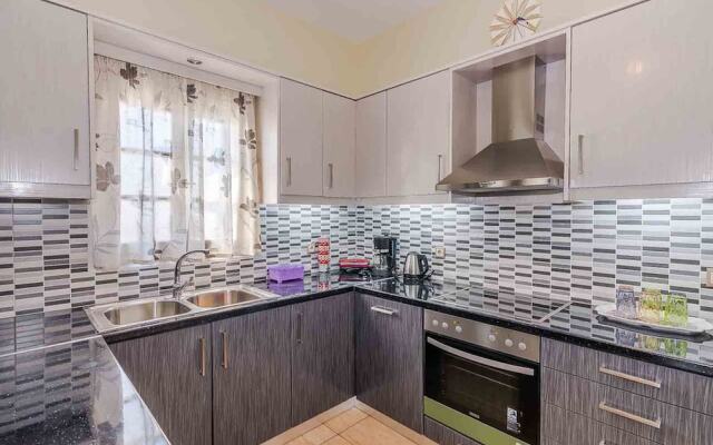 Spacious 2 Bedroom House with Fantastic Yard