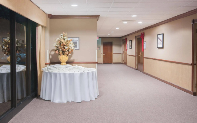 Crowne Plaza Newark Airport by IHG