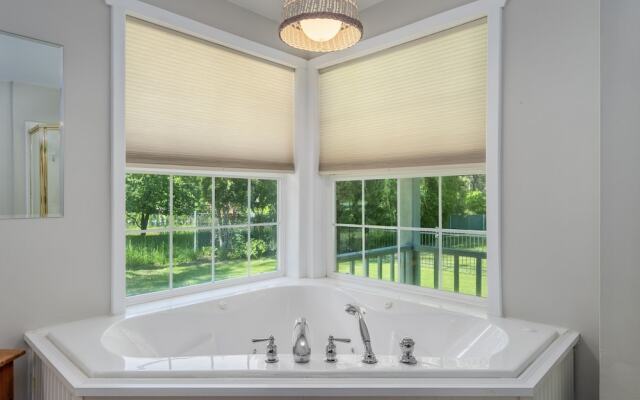 Family Cabin 5 Bedroom Home by NW Comfy Cabins