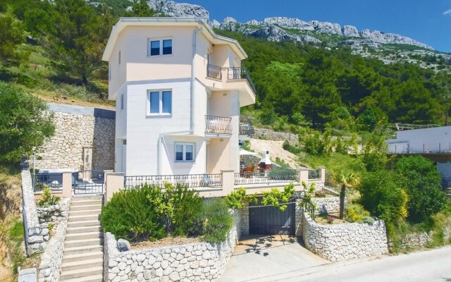 Amazing Home in Pisak with Hot Tub, WiFi & 4 Bedrooms