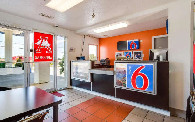 Motel 6-Fayetteville, AR