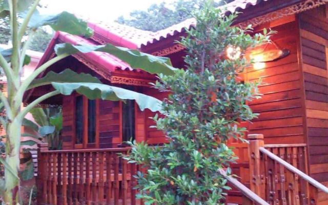 Baan Rimnam Resort