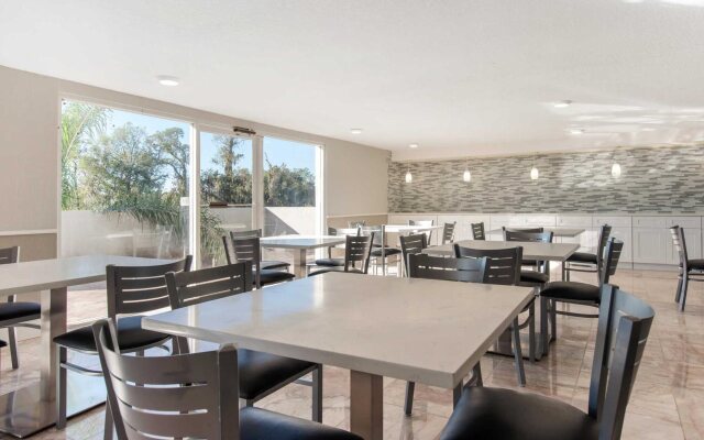 Quality Inn & Suites Dixon near I-88
