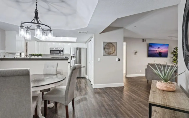 Beautiful Newly Remodeled 2-bdrm Biltmore Condo!