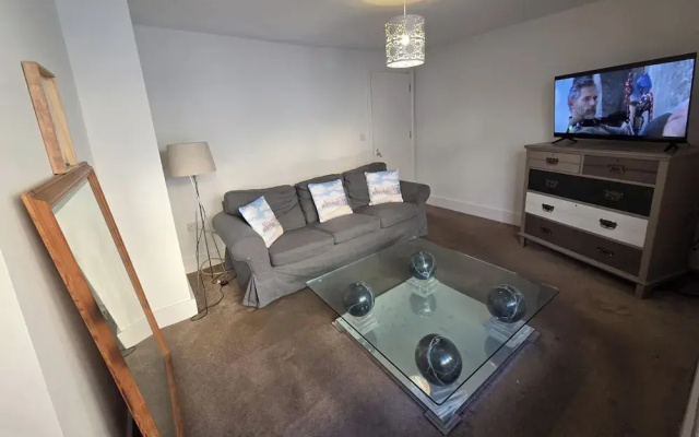 3 Bed Apartment Sleeps 7 - Pets Ok - Tv & Wifi