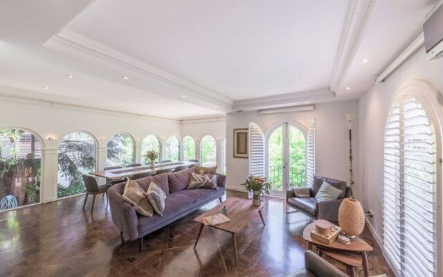 Exquisite 4 Bedroom House with Pool