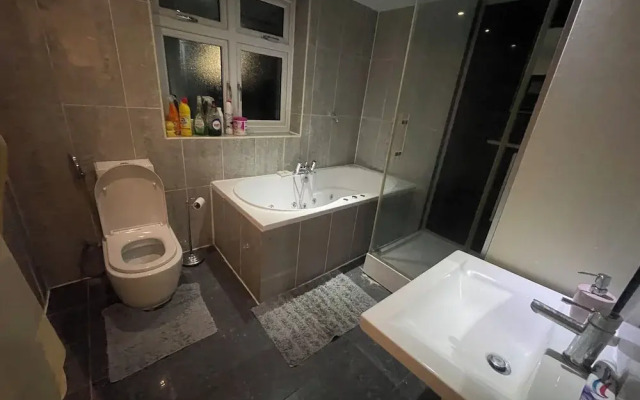 Luxurious 6-bed Entire House in London Ilford