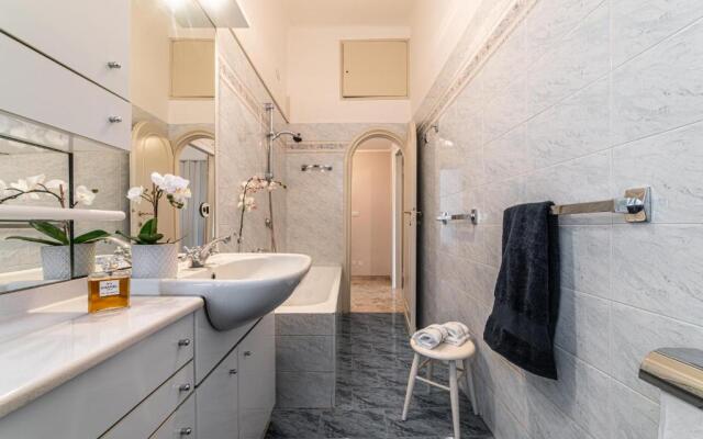 Joivy Sophisticated Flat W/ Desk