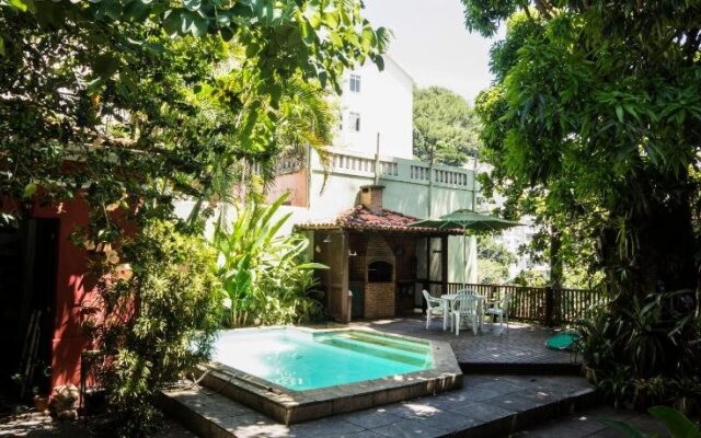 Casa Vermelha Hostel