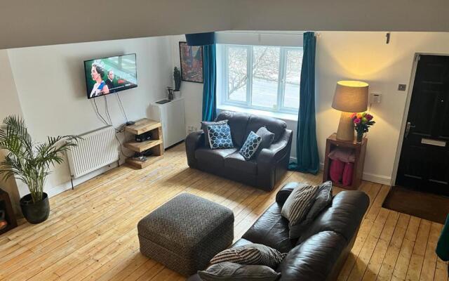 Spacious 3 bedroom house close to city centre
