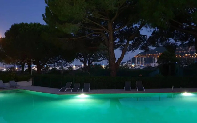 Garden and beach sea view apartment Cannes