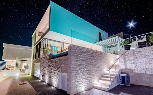 Luxury Villa Vitae With Heated Infinity Pool, 8 Sleeps