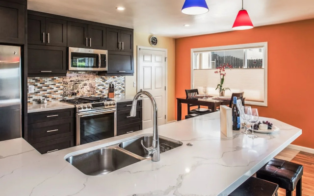 3733 Seaside Retreat