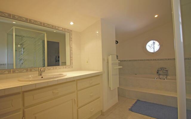 Child-friendly Holiday Home in Esparron-de-verdon