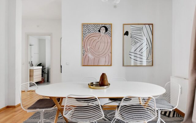 Sanders Constantin - Chic 2-bdr Apt With Balcony