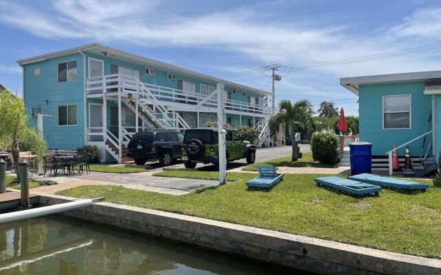 Holiday Court 10 - Pelican