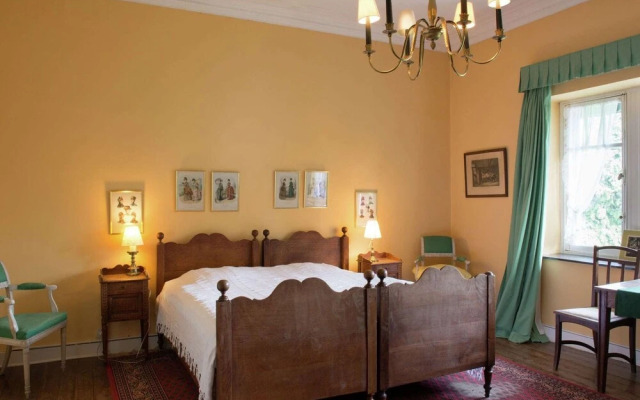 Vintage Castle in Jevoumont with Pool