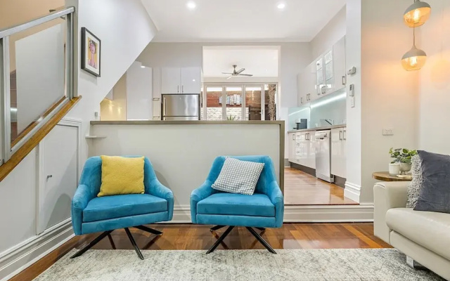 Unique 2- Storey Victorian Terrace Near Errol St