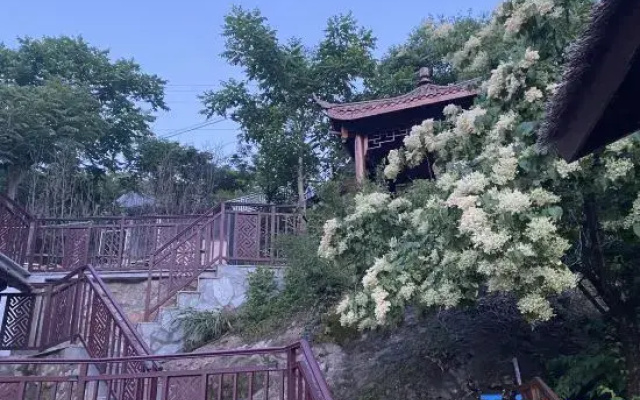 Yunmiao Xiaozhu Guesthouse in Miaofeng Mountain