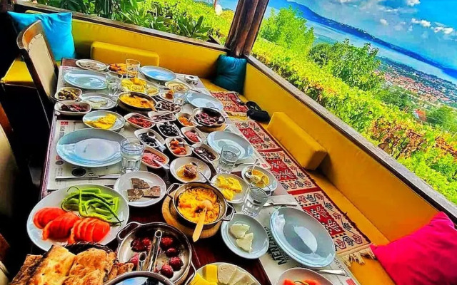 Menzara Hotel & Restaurant