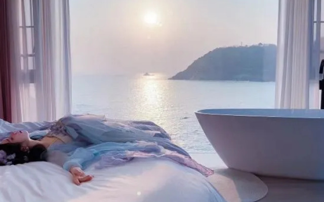 Haikuoyunshen·Super first-line sunrise sea view pool holiday villa (Xiaowushitang Branch)