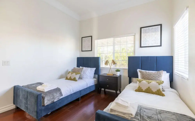 Elegant Retreat Modern Comforts, Prime Location