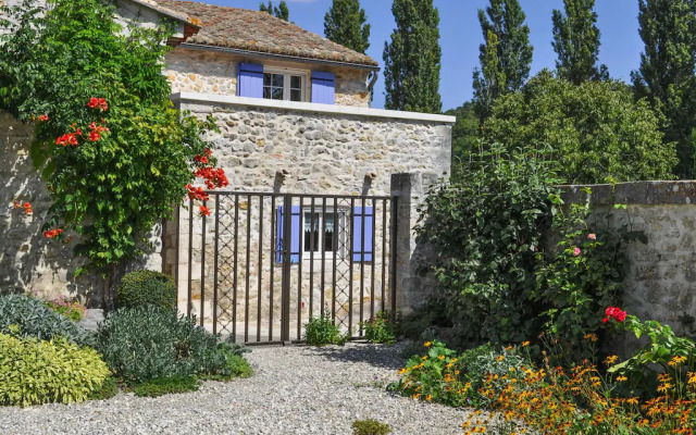 Charming Stone House With Terrace and Garden, Lussan