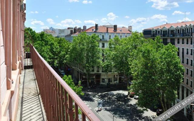 Saxe And The City , Downtown Lyon