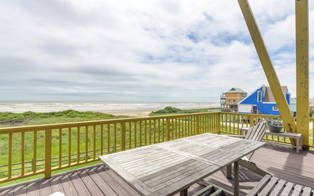 Oceanfront Home w/ Beach Access in Galveston