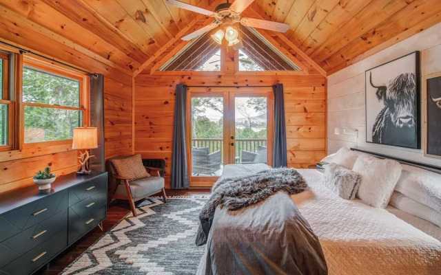 Gorgeous & Secluded 3 BDR Cabin in Mineral Bluff!