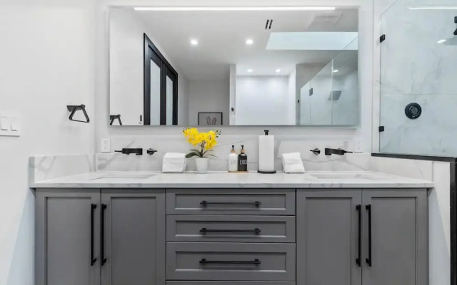 Luxury Clarendon 4-BR Homestay - McVeigh