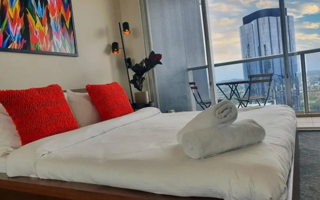 2BR Stunning Views CBD Pool Gym Netflix