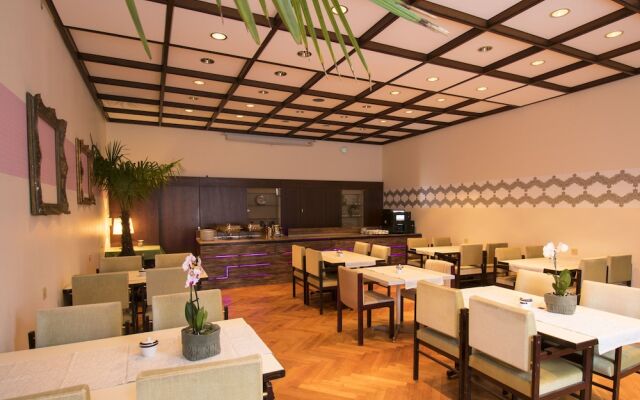 Vintage Hotel Twenty-eight