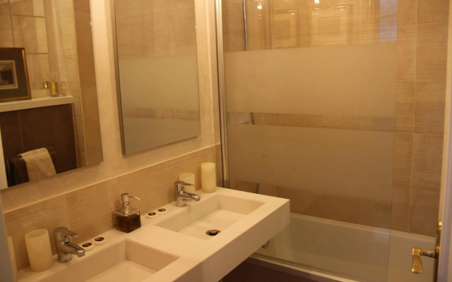 Luxurious 2 bedroom flat in a historic building