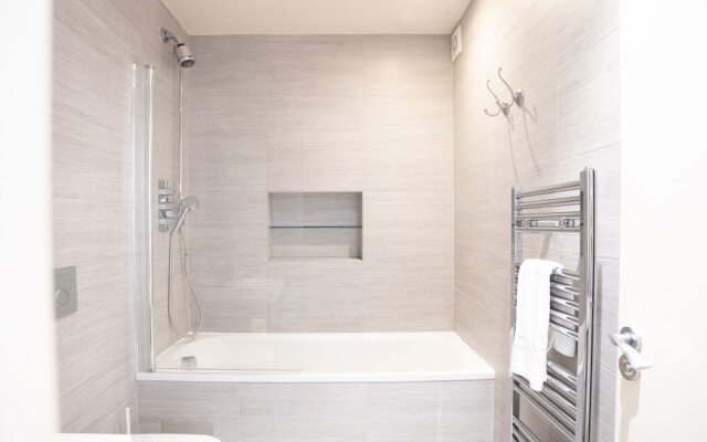 City View Three-bed Premier Apartment London