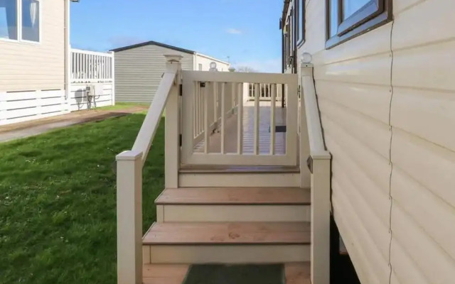 Caravansleeps6-freeparking-quietretreat-nature