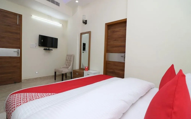 The Grand Palace by OYO Rooms