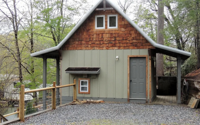 Gray Logs W/tiny House 1 Bedroom Home