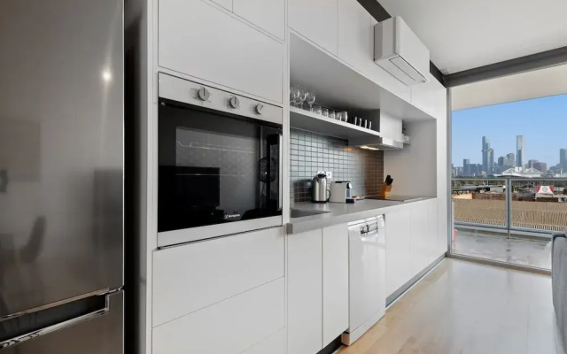 Modern 1-bed, City Skyline Views & Close to Shops