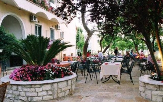 Marie Hotel