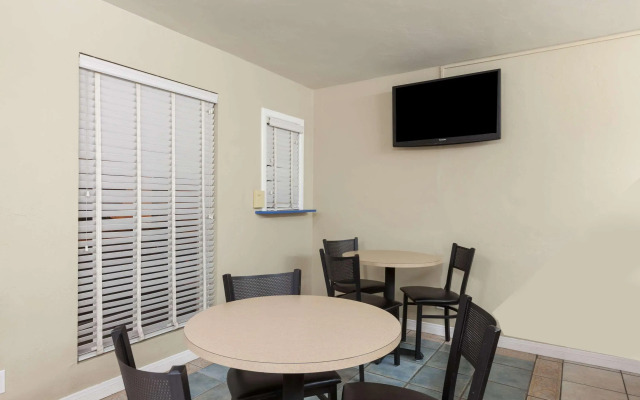 Super 8 By Wyndham Santa Barbara/Goleta