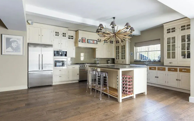 Holland Park Avenue VII by Onefinestay